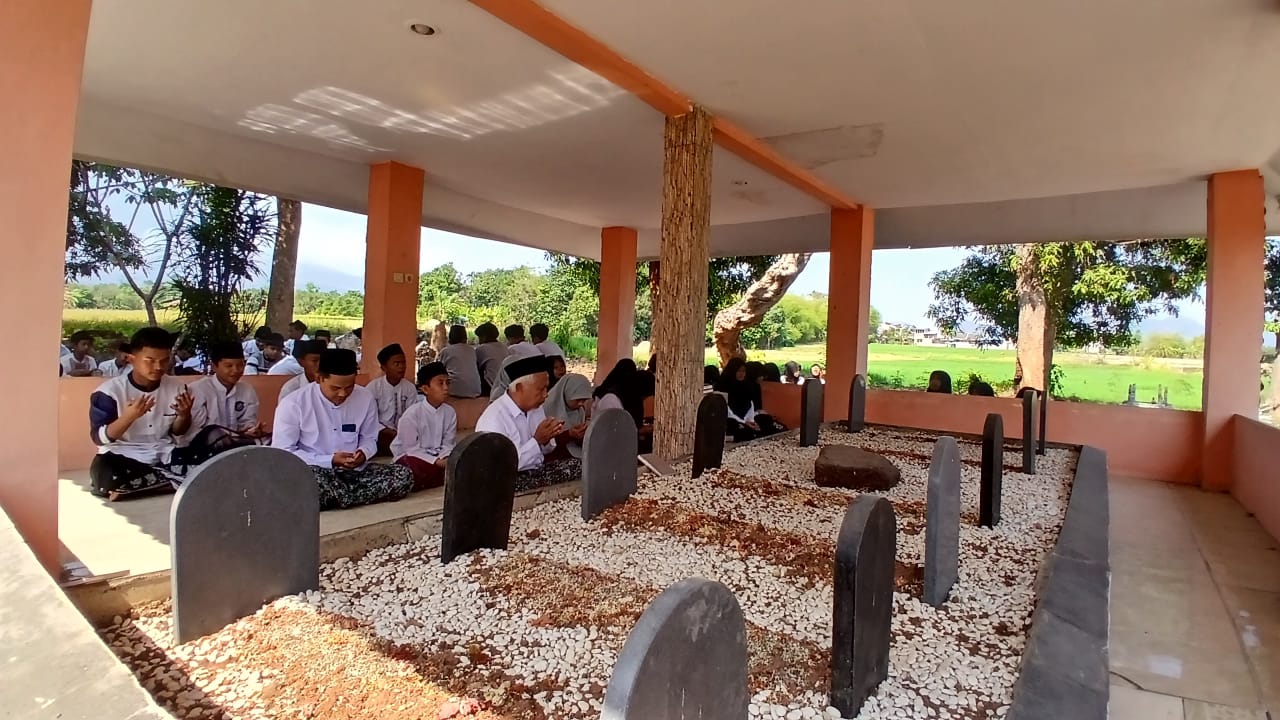 Upacara Bendera dan Ziarah Kubur Sesepuh dalam Peringatan Hari Santri 2026